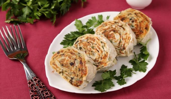 Gebakken lavash rolletjes met aardappelen en champignons