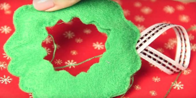 Kerstmis speelgoed met hun eigen handen: naai de randen en voeg een lus