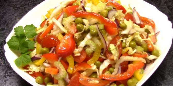 Salade met groene erwten, paprika, selderij en tomaten