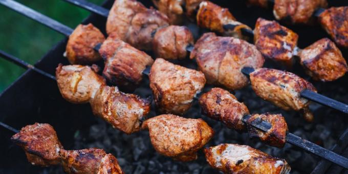 Ui marinade voor barbecue varkensvlees