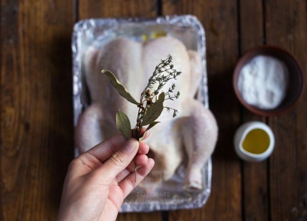 Lemon Oven Chicken: Doe tijm en lavrushka in de kip