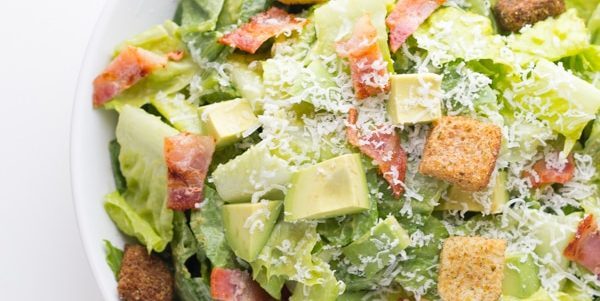 Caesar salade met spek en avocado