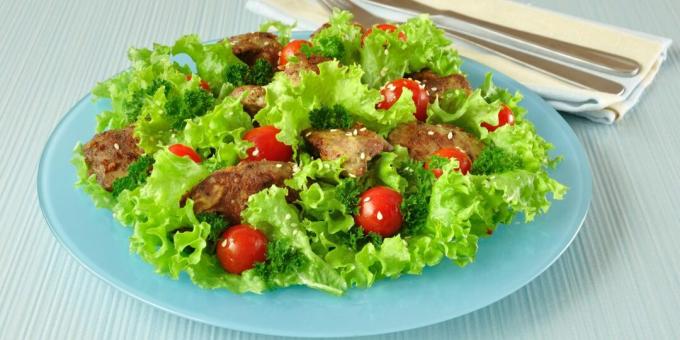 Salade met kippenlever, knolselderij en tomaten