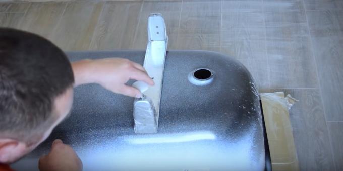 Het installeren van het bad: hoe de stalen bad voeten mount