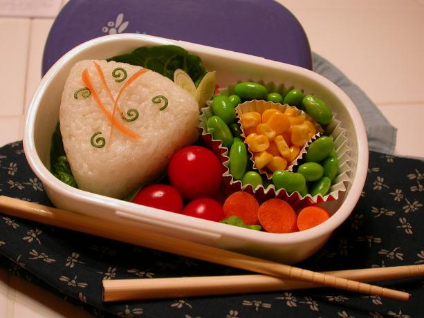 office lunch: onigiri met de zalm