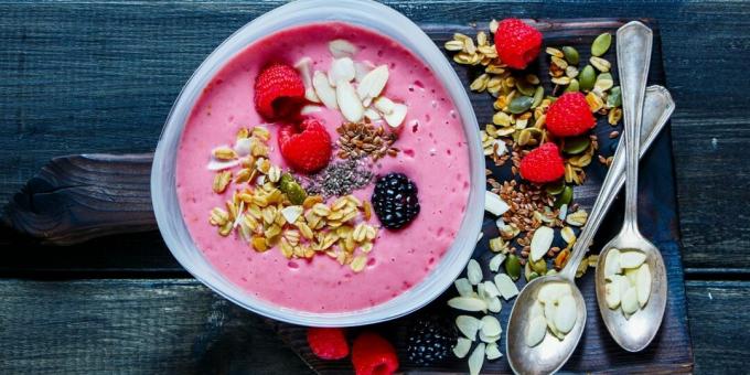 Smoothie bowl met bananen, frambozen en griekse yoghurt