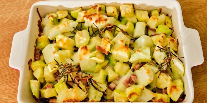 Pompoen gebakken in de oven met kaas en spek