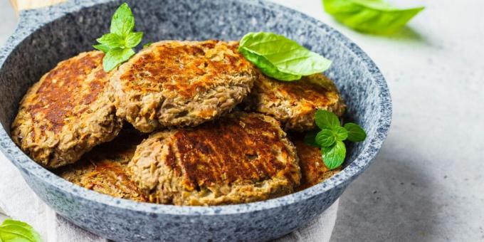 Veganistische linzenkoteletten met wortelen en curry