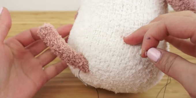 Hoe maak je een doe-het-zelf-knuffel: naai op een paardenstaart