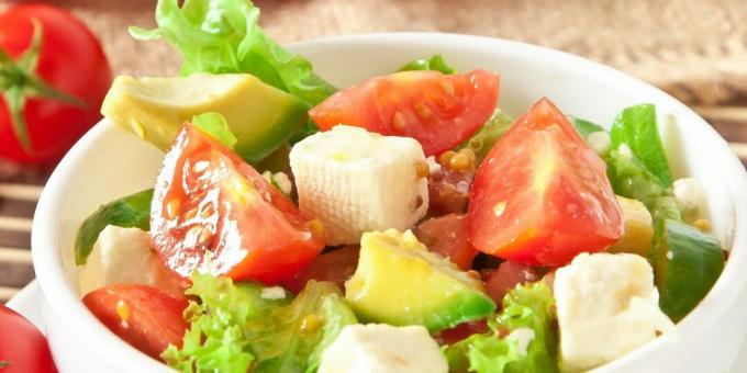 Lichte salade met tomaten, kruiden en avocado