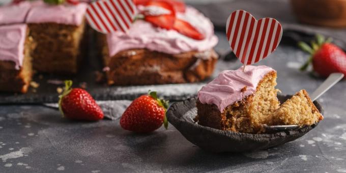 Yoghurtcake met aardbeienglazuur