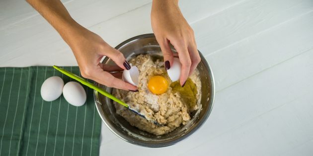 Peren- en walnotentaart: voeg yoghurt, boter en eieren toe