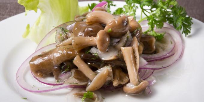 Gemarineerde champignons met knoflook en kruidnagel