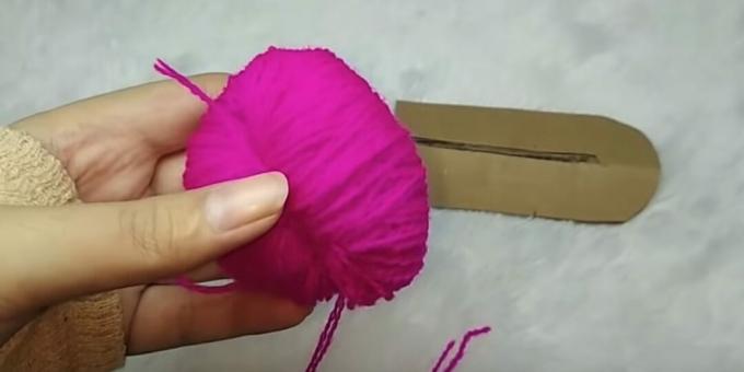 Hoe maak je een pompon: verwijder de draden