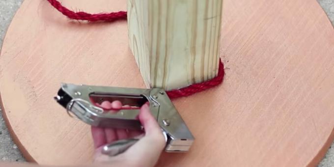 Zo maak je een krabpaal: maak een touw vast