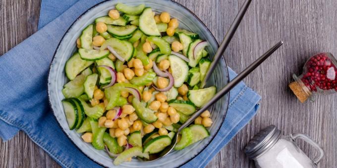 Salade met bleekselderij, kikkererwten en komkommers