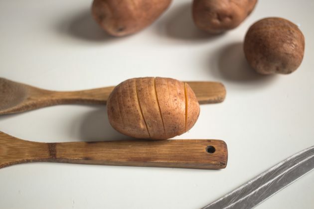 Hasselbeck-aardappelen: snijd de aardappelen