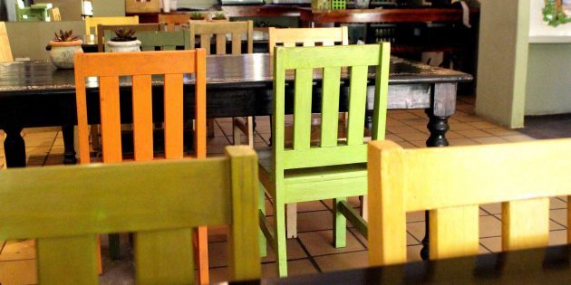 kleuraccenten in het interieur: stoelen