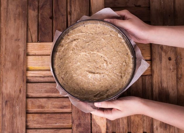 Recept voor Italiaanse walnotencake: verdeel het deeg in een vorm