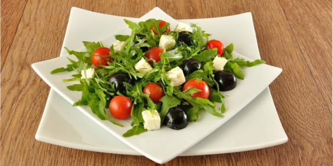 Salade met druiven, rucola en kaas: een eenvoudig recept