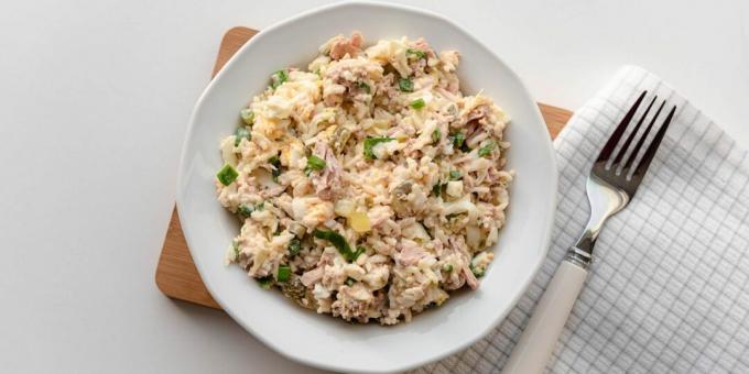 Salade met ingeblikte tonijn, rijst en eieren