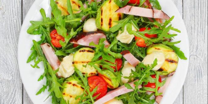 Salade met courgette, vlees en tomaten