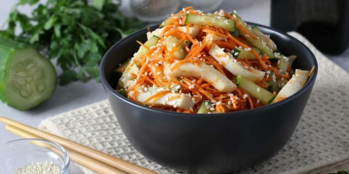 Salade met inktvis, wortelen in Koreaanse stijl en komkommers