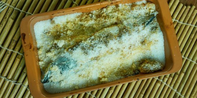 Makreel in de oven onder zout: een eenvoudig recept